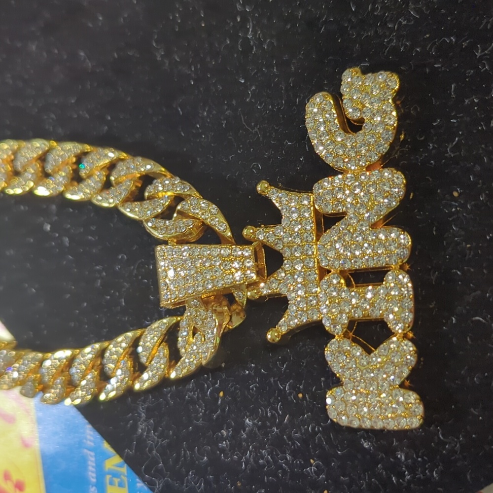 Very heavy hip hop. Bling king
